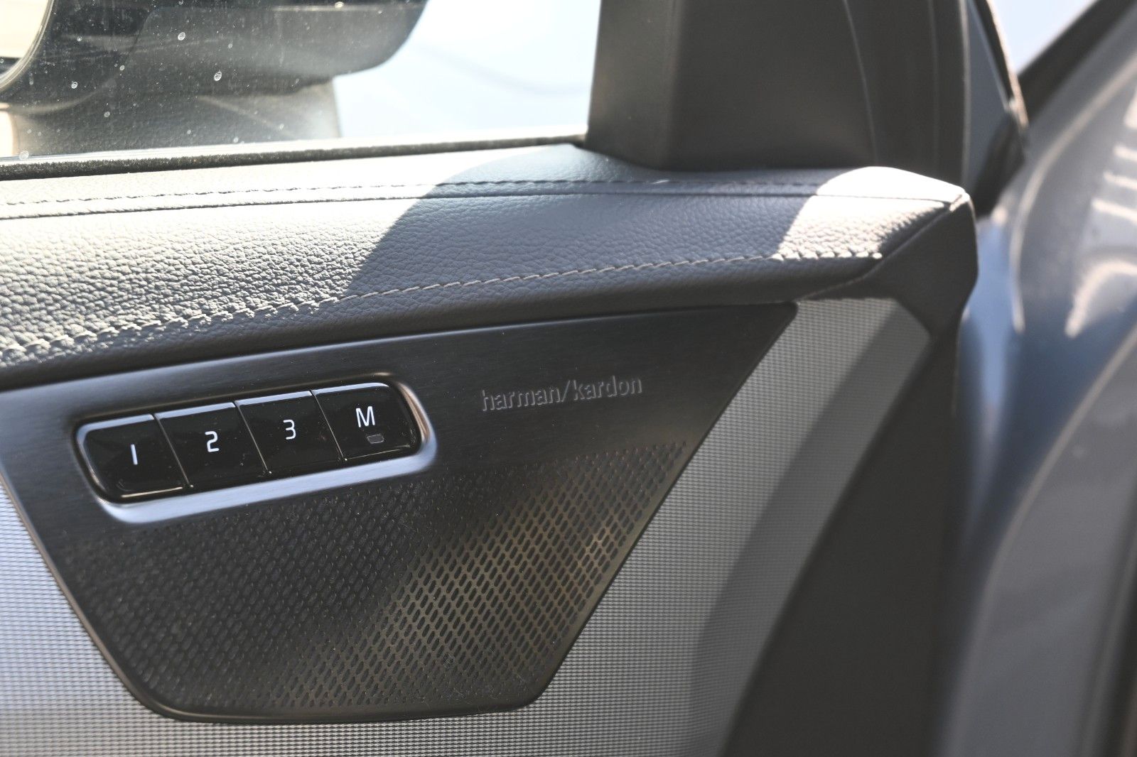 Fahrzeugabbildung Volvo XC90 R Design RC T8 Plug-In Hyb.AWD*LUFT*AHK*LED