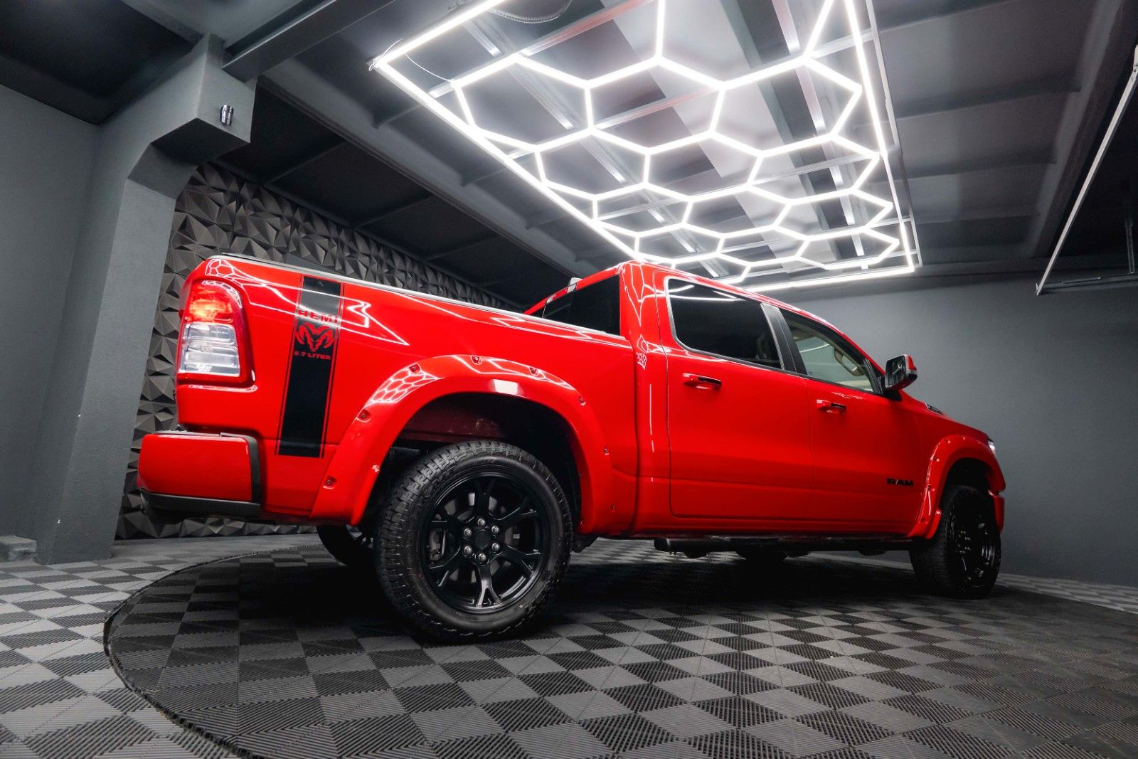 Fahrzeugabbildung Dodge RAM 5.7 V8 HEMI 4x4 LPG BRC Offroad Night-Paket