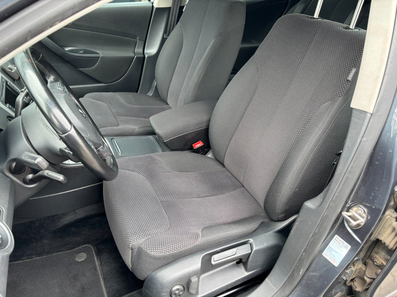 Fahrzeugabbildung Volkswagen Passat Var. 1.4TSI Comf. DSG AHK/TÜV 02-2028/NAV