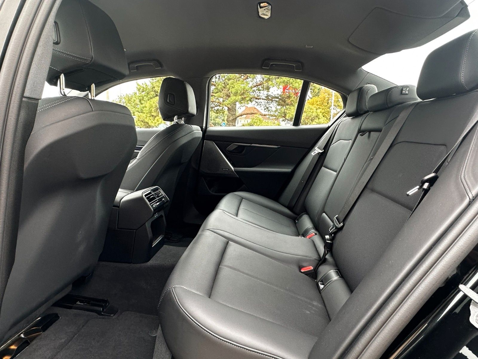Fahrzeugabbildung BMW 520d Limo Aut. LC+ adLED Kamera H/K Leder SHZ