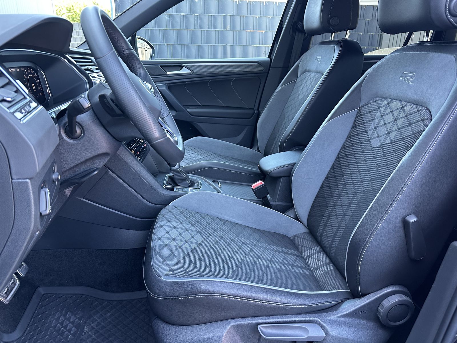 Fahrzeugabbildung Volkswagen Tiguan eHybrid R-Line Black NAV+LED+ACC+20ZO+AHK