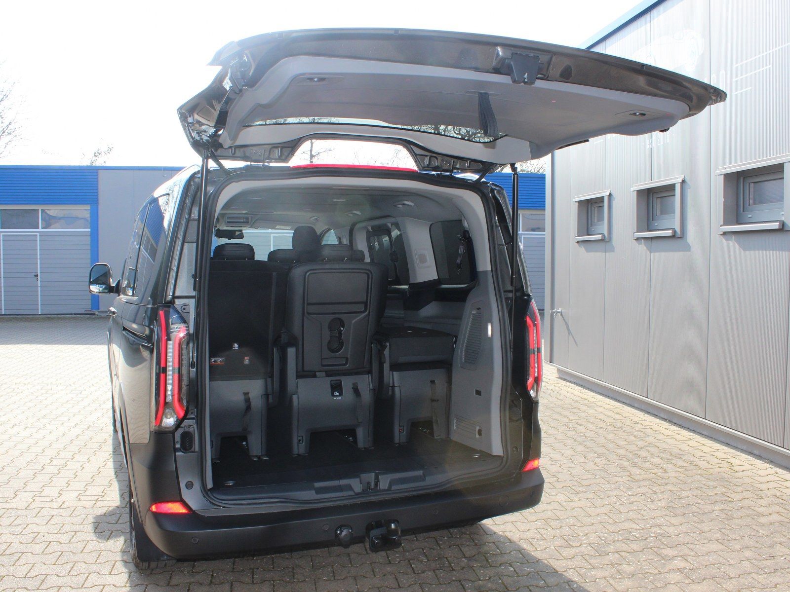 Fahrzeugabbildung Ford Tourneo Custom 320 L1 Tourneo Active FWD Bus