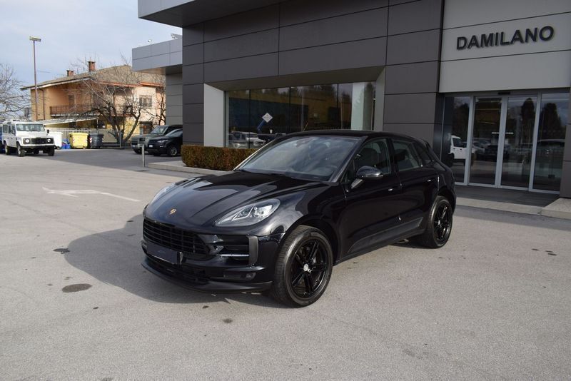 PORSCHE Macan