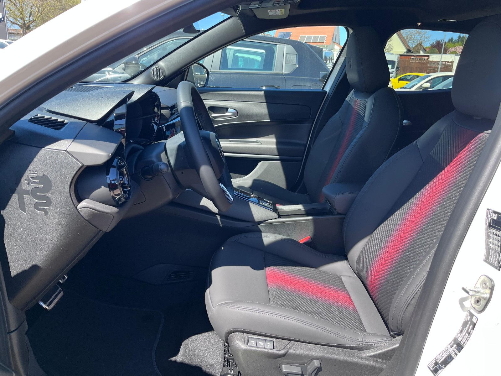 Fahrzeugabbildung Alfa Romeo Junior Ibrida 1.2 VGT 48V-Hybrid 107 kW Ti