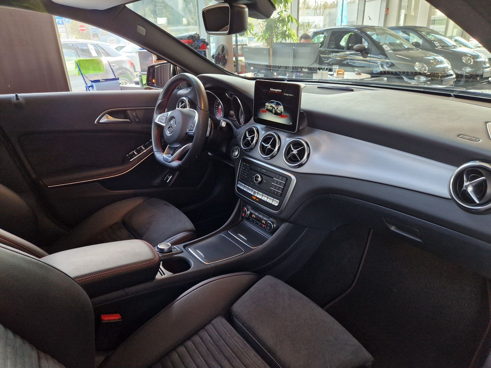 Fahrzeugabbildung Mercedes-Benz GLA 250 4Matic AMG-LINE PANO LED