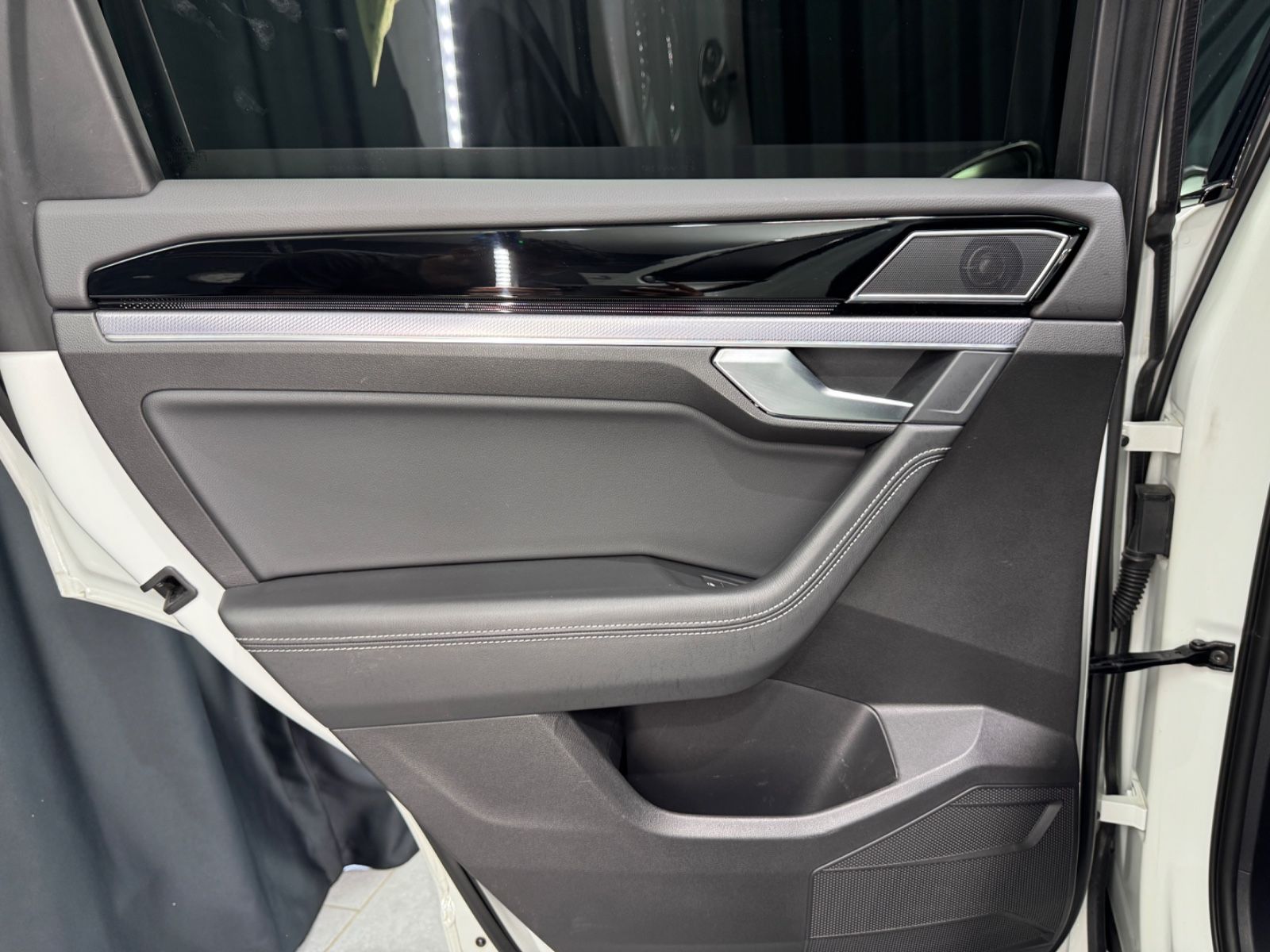 Fahrzeugabbildung Volkswagen Touareg 4.0 V8 TDI RLine|4Motion|MASSAGE|AHK|DYN