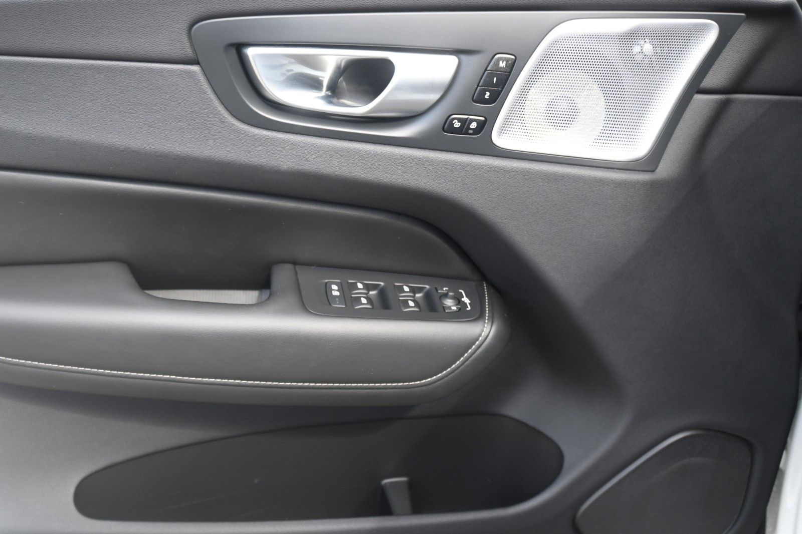 Fahrzeugabbildung Volvo XC60 B4D AWD Ultimate Dark*LUFT*HUD*B&W*AHK*360°