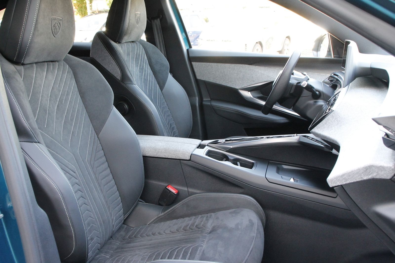 Fahrzeugabbildung Peugeot 3008 Allure Hybrid 145 e-DSC6
