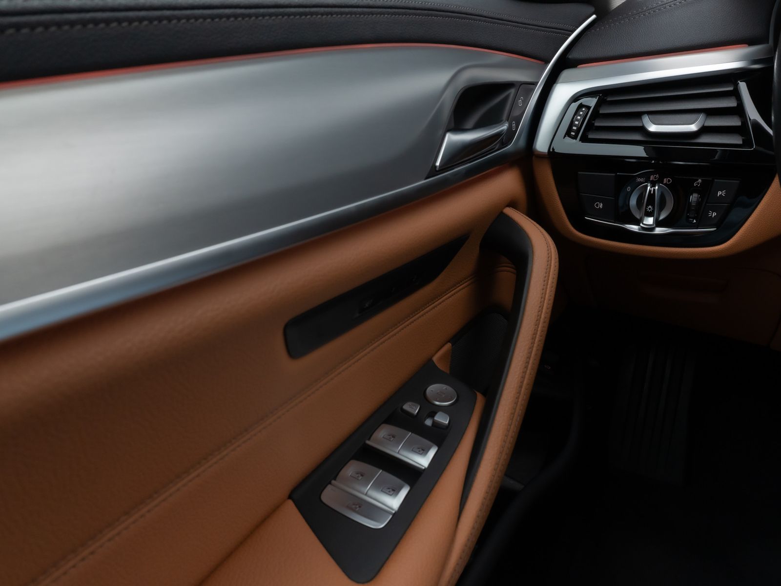 Fahrzeugabbildung BMW 520d xD LuxuryLine Panorama Laser TV HUD DAB H/K