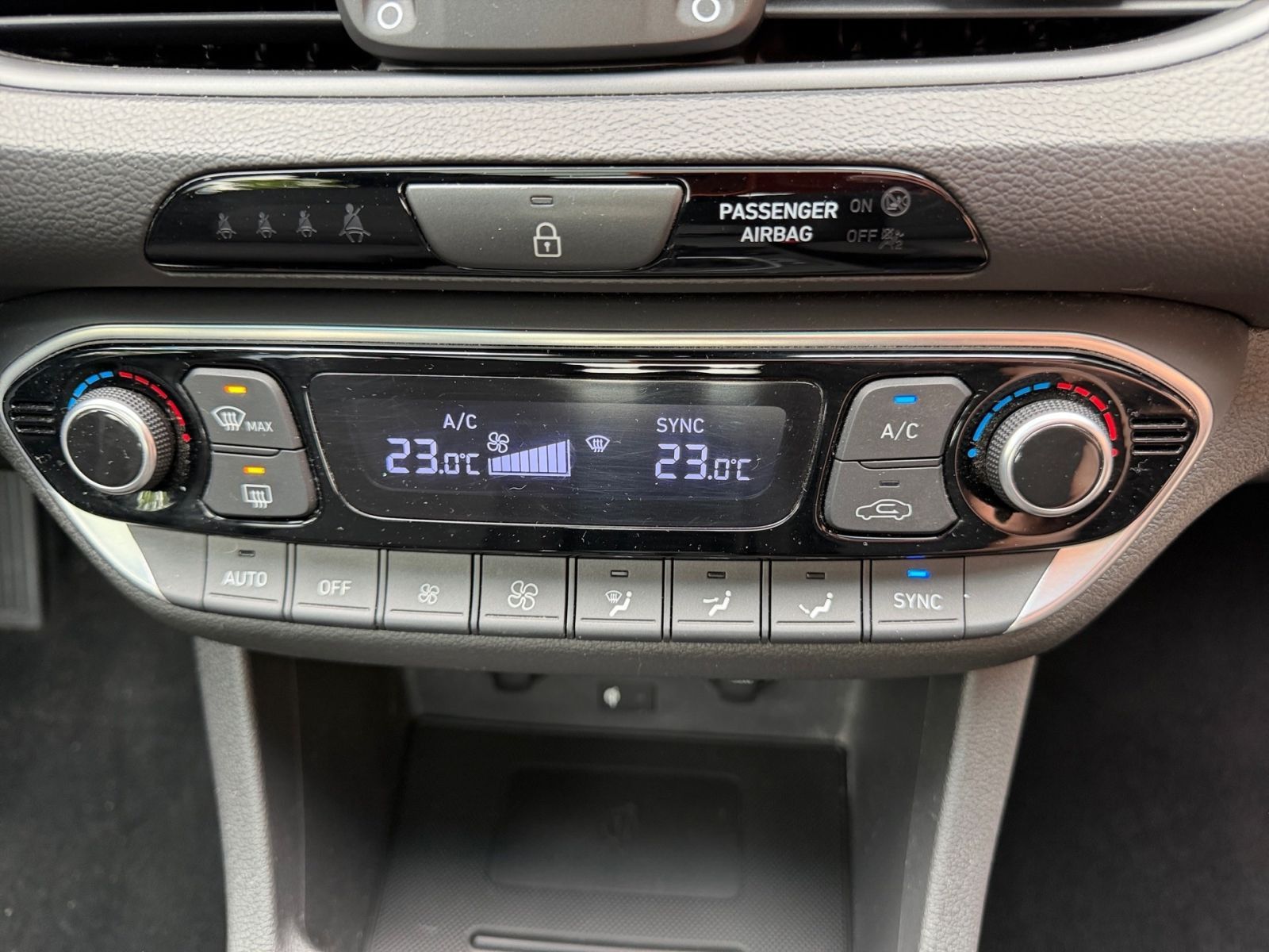 Fahrzeugabbildung Hyundai i30 1.5 T-GDI Intro Edition Navi LED Mild-Hybrid