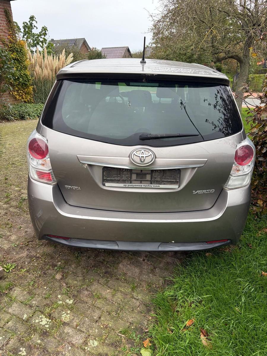 Toyota Verso 2015 — rear view