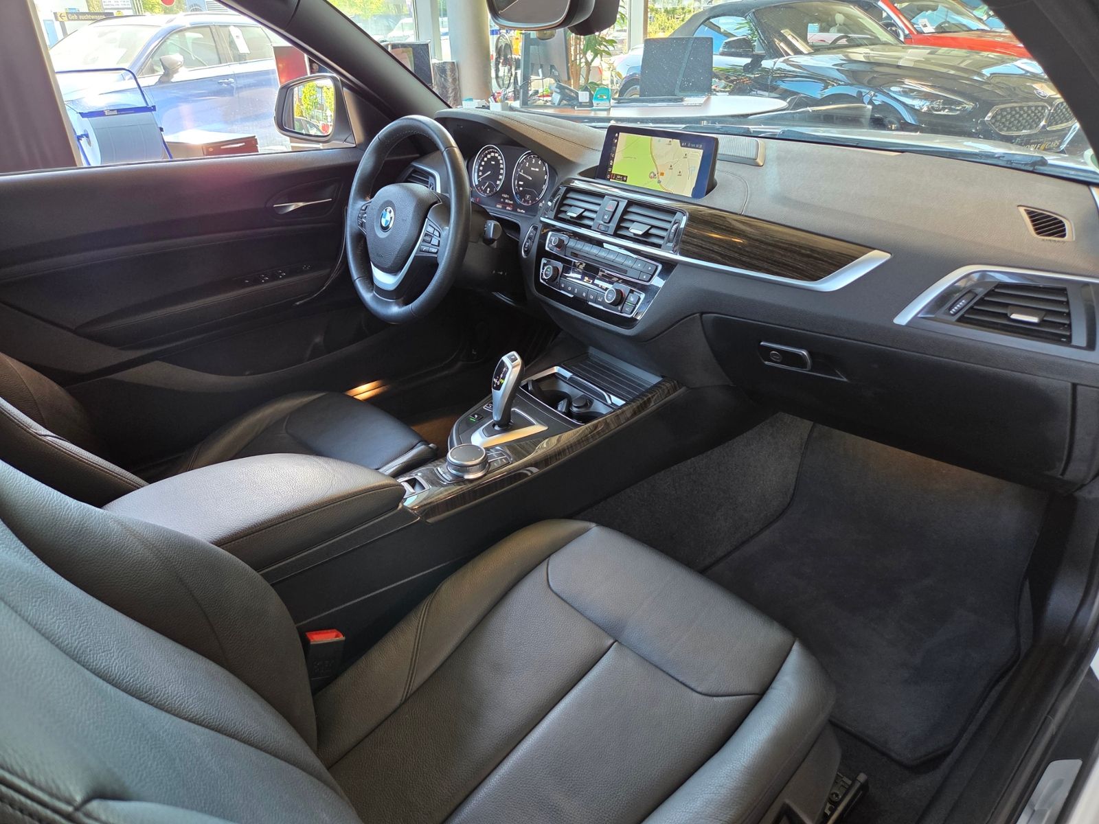 Fahrzeugabbildung BMW 220i Cabrio Luxury Line AHK LED NAV SHZ PDC ALU