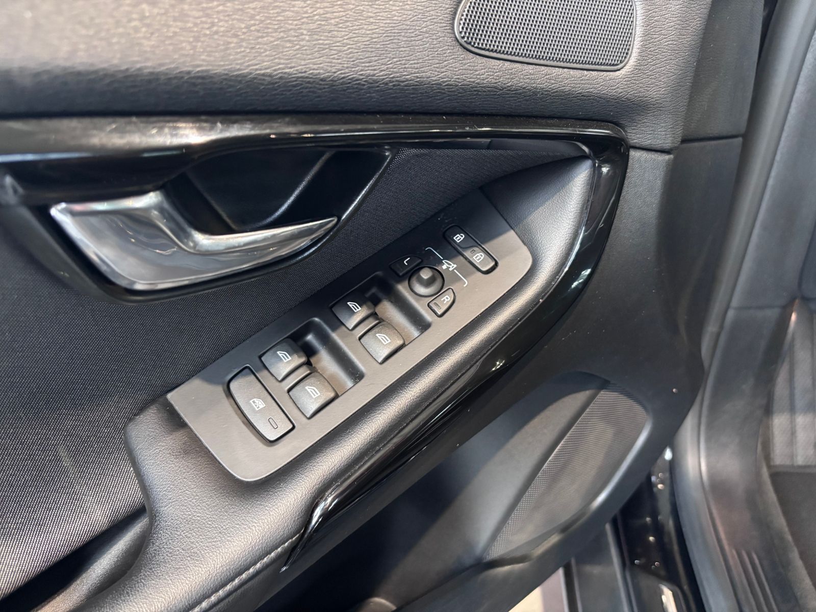 Fahrzeugabbildung Volvo V40 Cross Country Momentum LED NAVI ALU