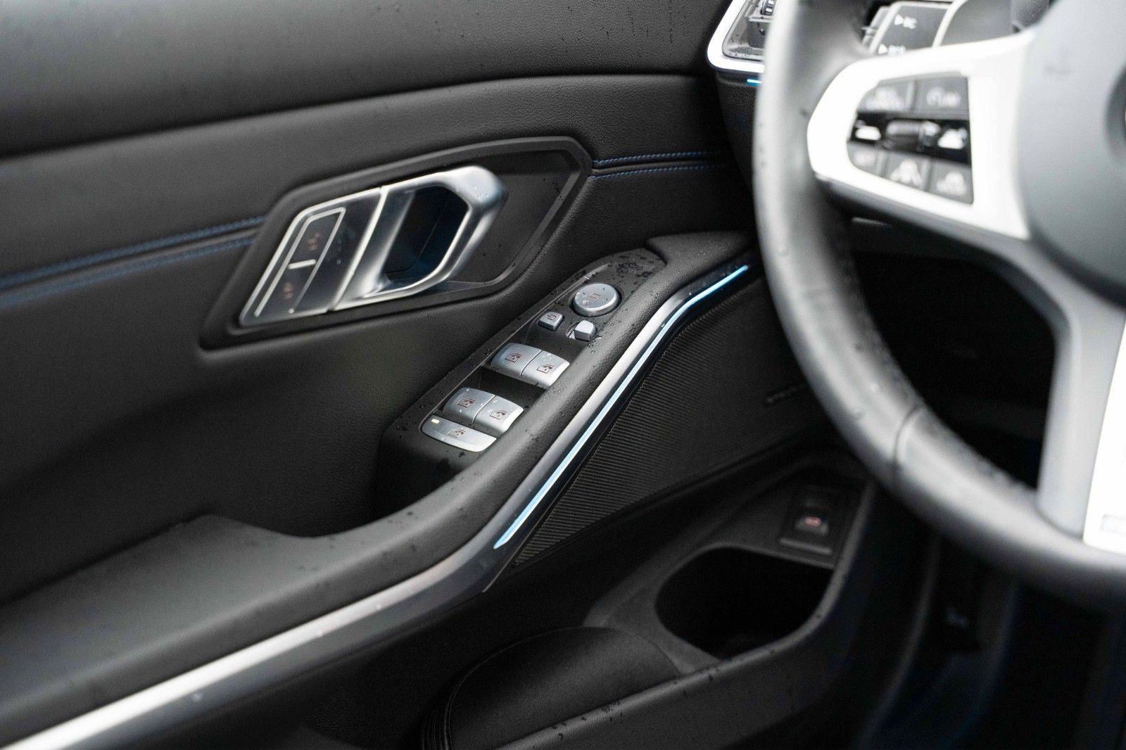 Fahrzeugabbildung BMW 330i M SPORT CARBON H&K LED PANO 19" PERFORMANCE