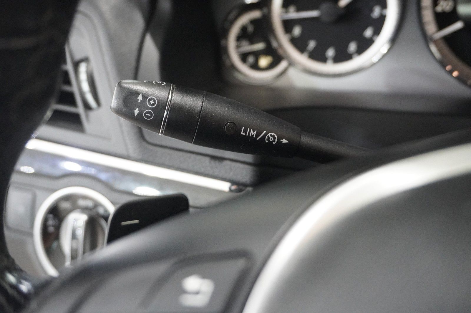 Fahrzeugabbildung Mercedes-Benz E 200 COUPE AVAMTGRADE NAVI/SHZ/SPORT/PDC/TEMP.