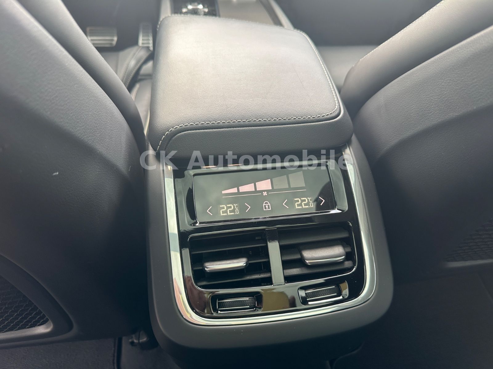 Fahrzeugabbildung Volvo XC60 R Design 2WD/Navi/Pano/Kamera/LED