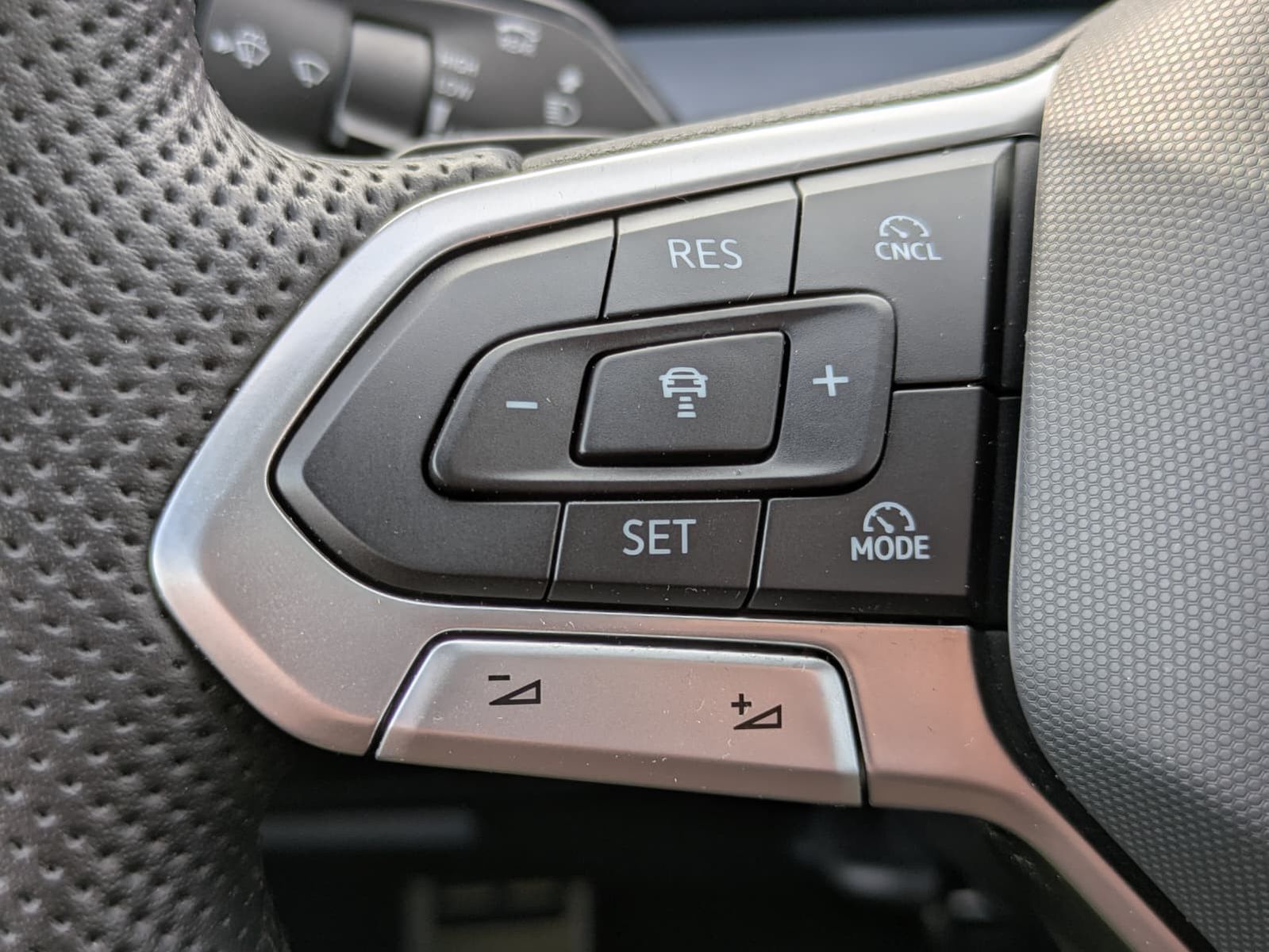 Fahrzeugabbildung Volkswagen Tayron 2.0 TDI 4M R-Line 7Si*MATRIX*AHK*PANO*HUD