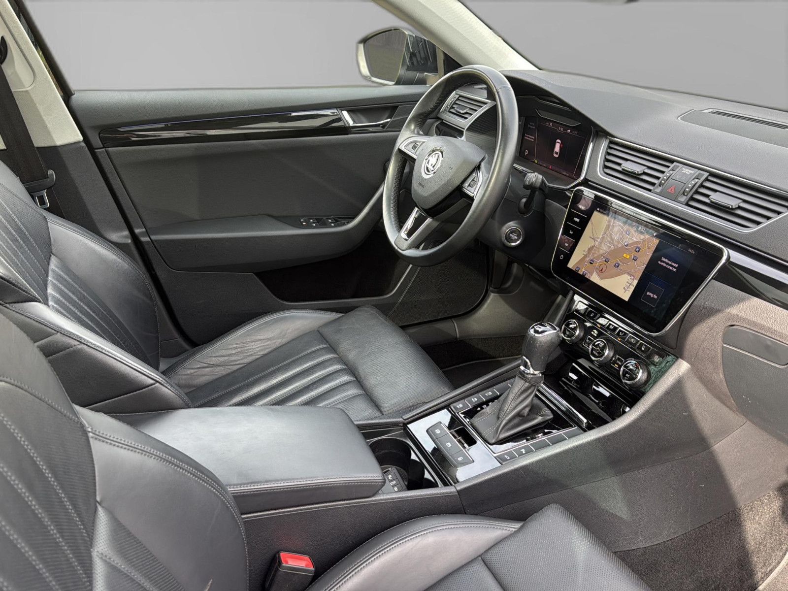 Fahrzeugabbildung SKODA Superb Combi L&K 4x4/ unfallfrei