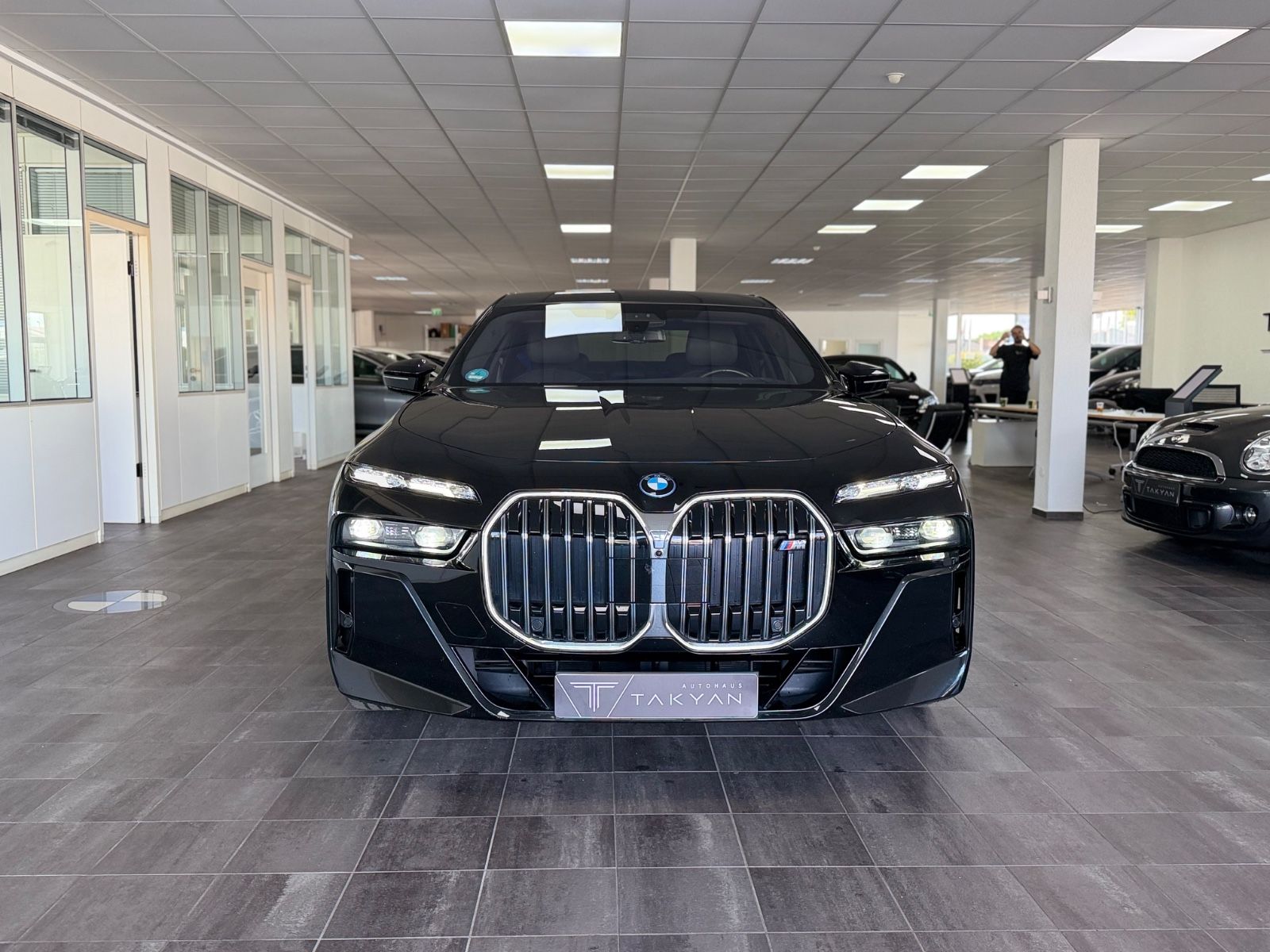 BMW M760 e xDrive / 1.Hand / NAVI / S-Heft imagem 2