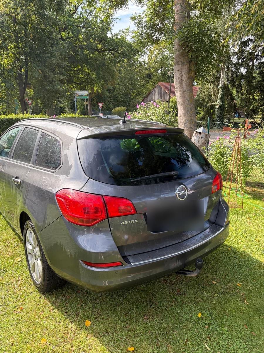 Opel Astra 2012 — photo 9
