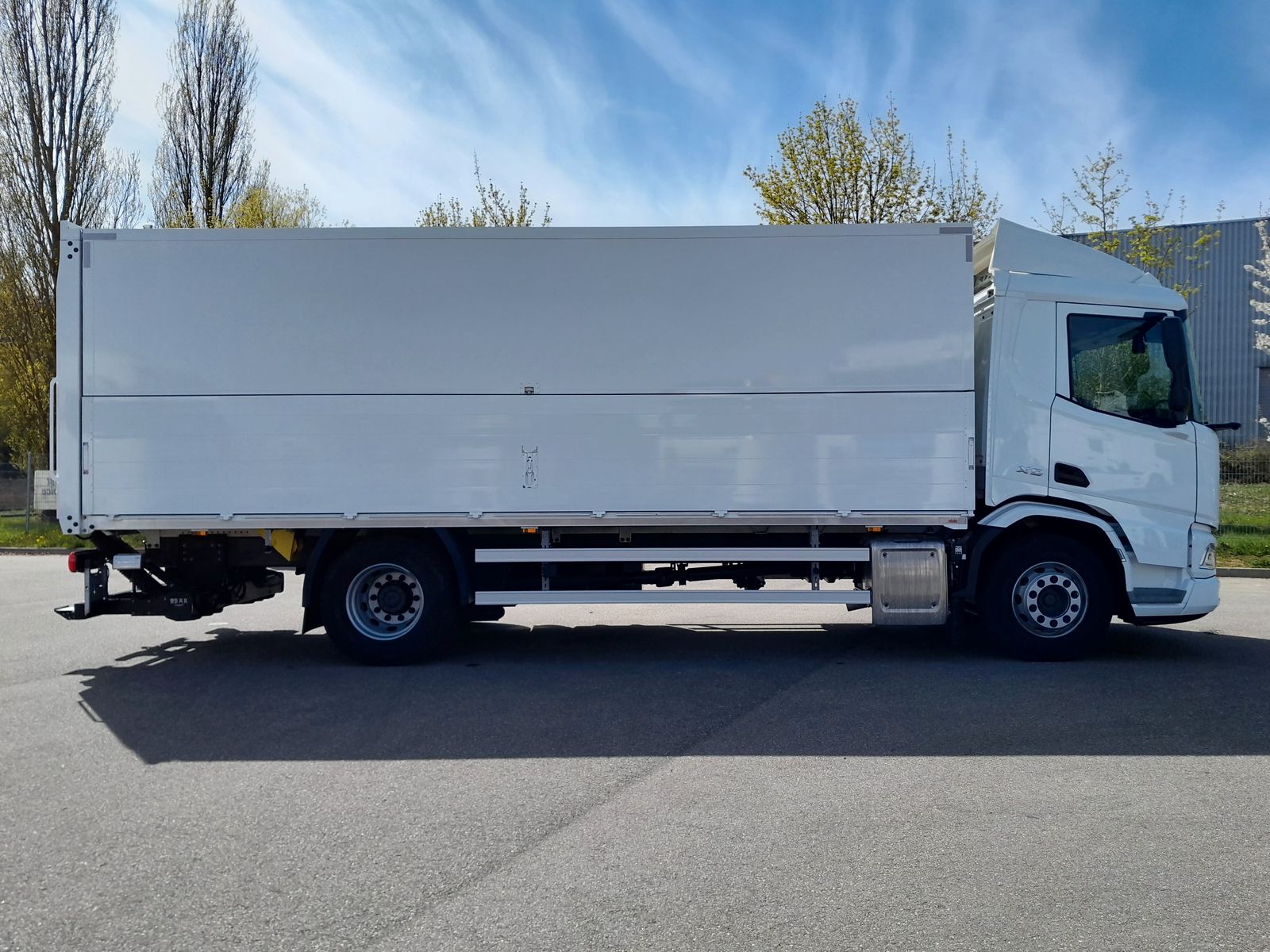 Fahrzeugabbildung DAF FA XD 370 zikun Swing-Board-Aufbau