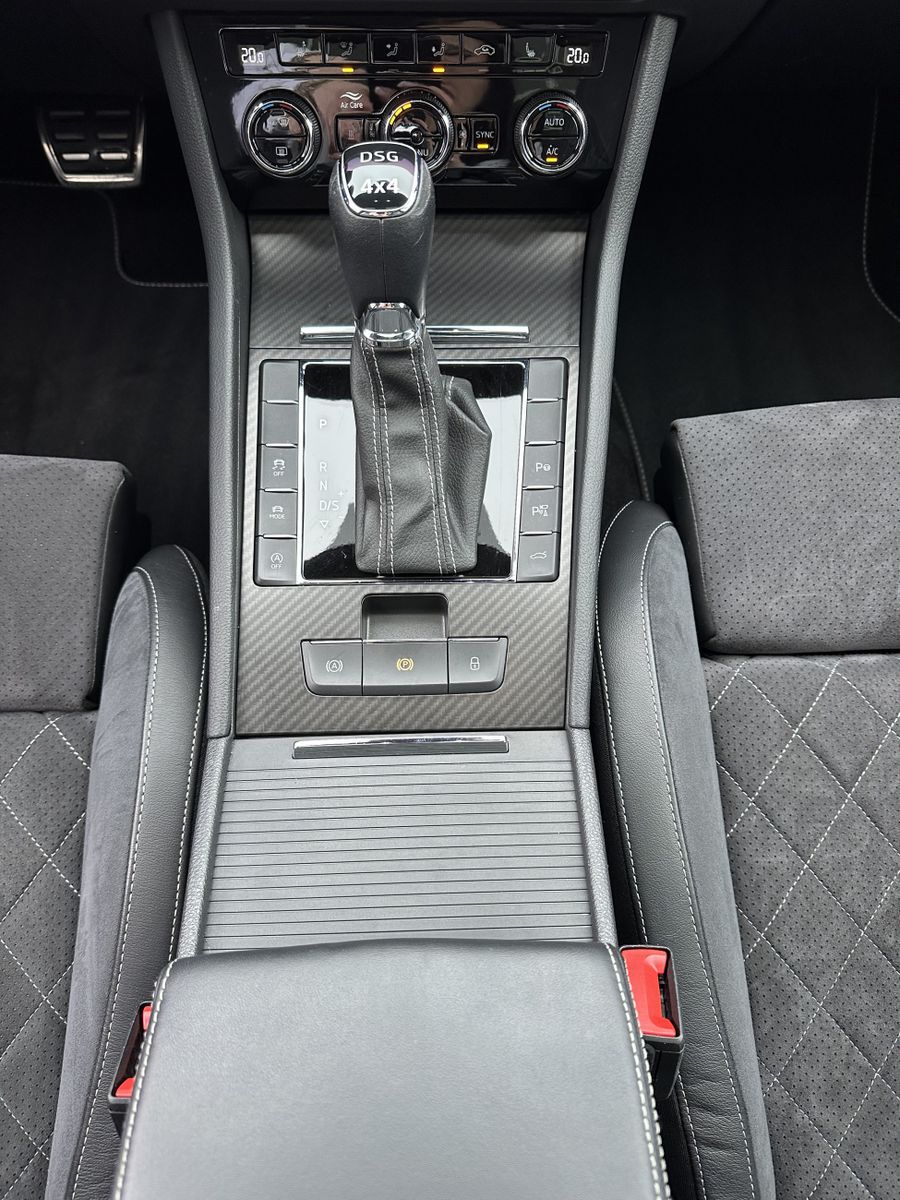 Fahrzeugabbildung SKODA Superb Combi Sportline 4x4 NAV+LED+PANO+360°+PLA