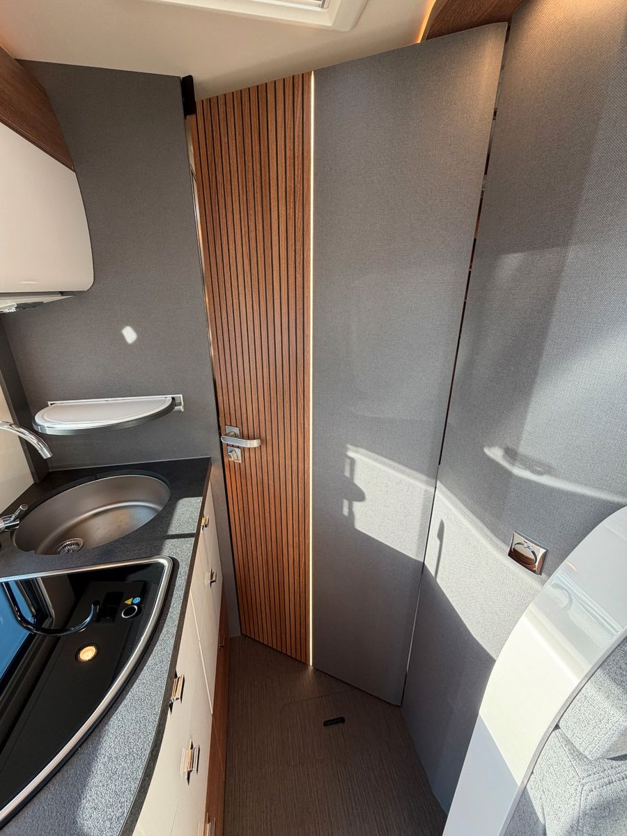Fahrzeugabbildung Carthago C2-tourer I 143 KB-LE comfort Mercedes