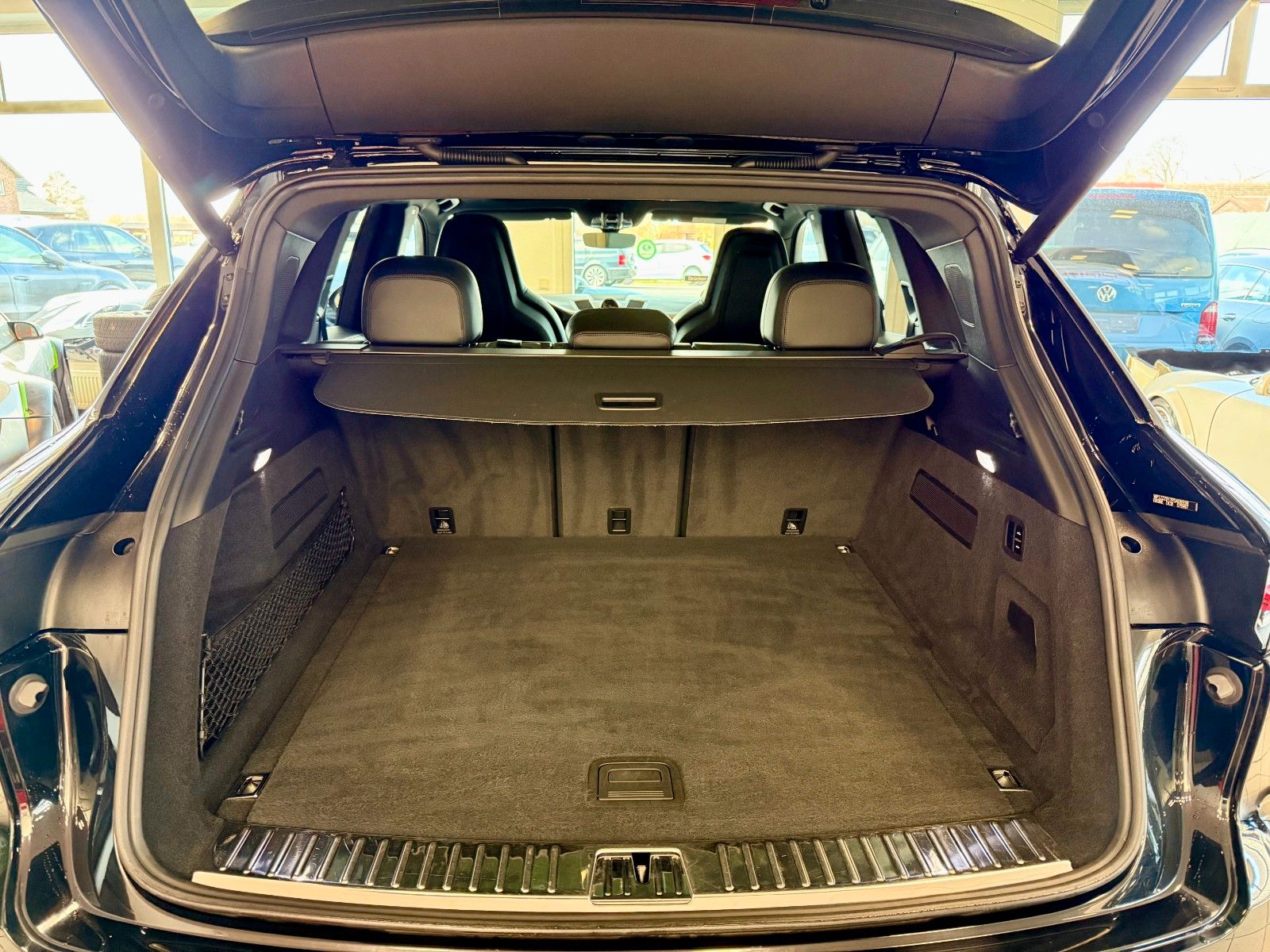 Fahrzeugabbildung Porsche Cayenne E-Hybrid Panorama/Luftfederung/ACC