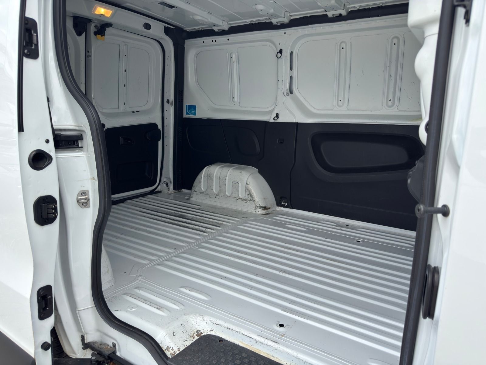 Fahrzeugabbildung Nissan NV300 2,7t dCi 120 DPF L1H1 COMFORT
