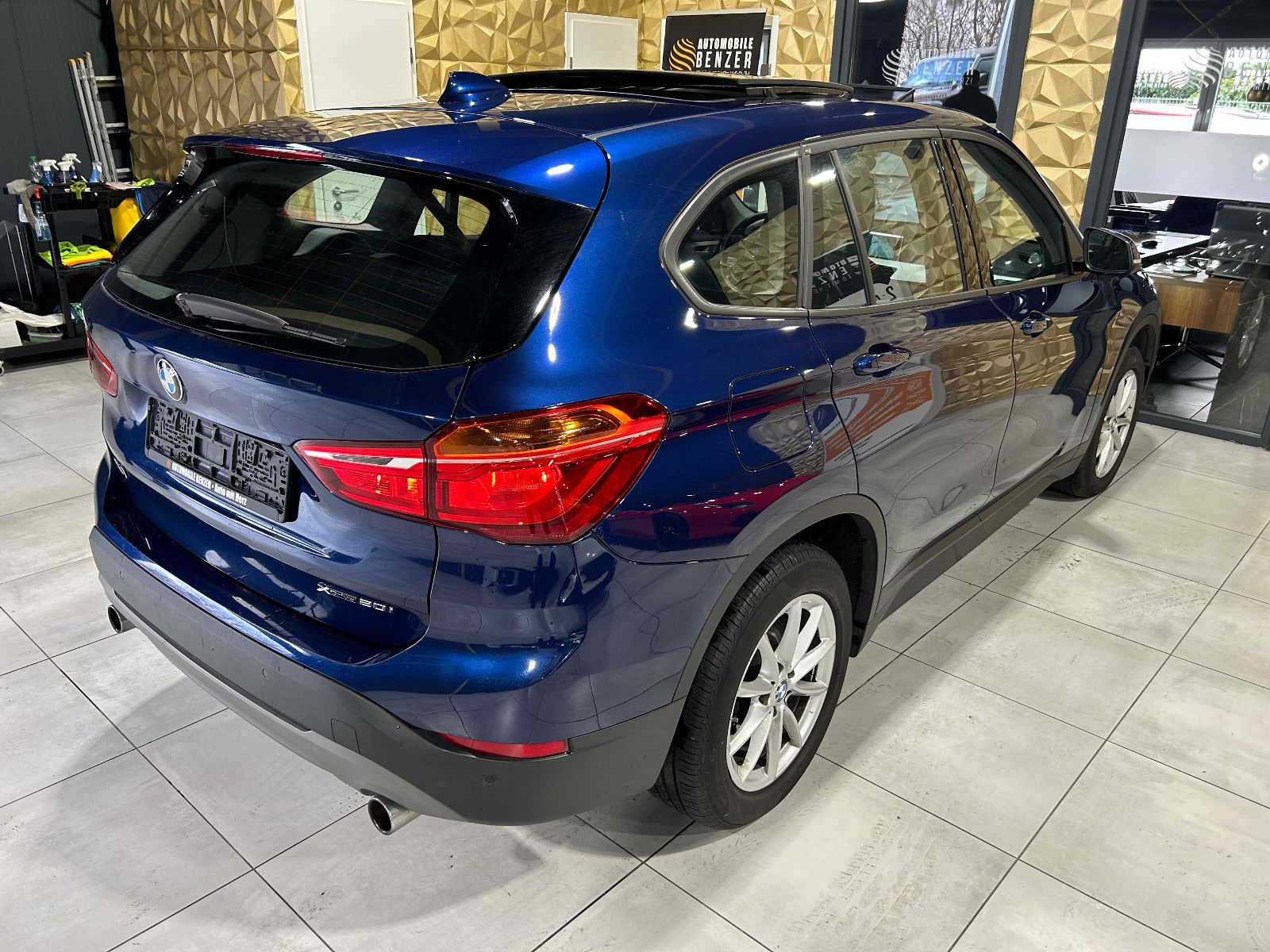 Fahrzeugabbildung BMW X1 xDrive 20 i Advantage/HEAD-UP/PANO/KAMERA/8-F