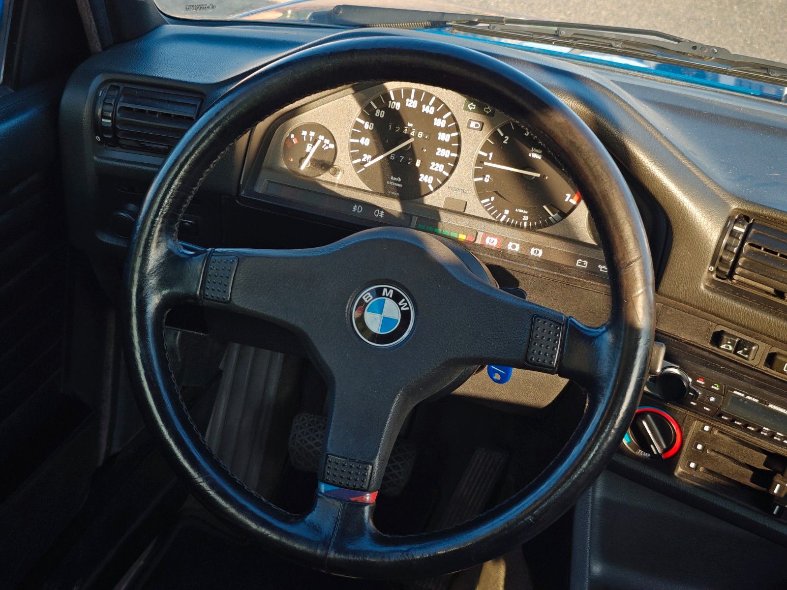 Fahrzeugabbildung BMW 318i Cabrio E30 - Lack NEU, Verdeck NEU