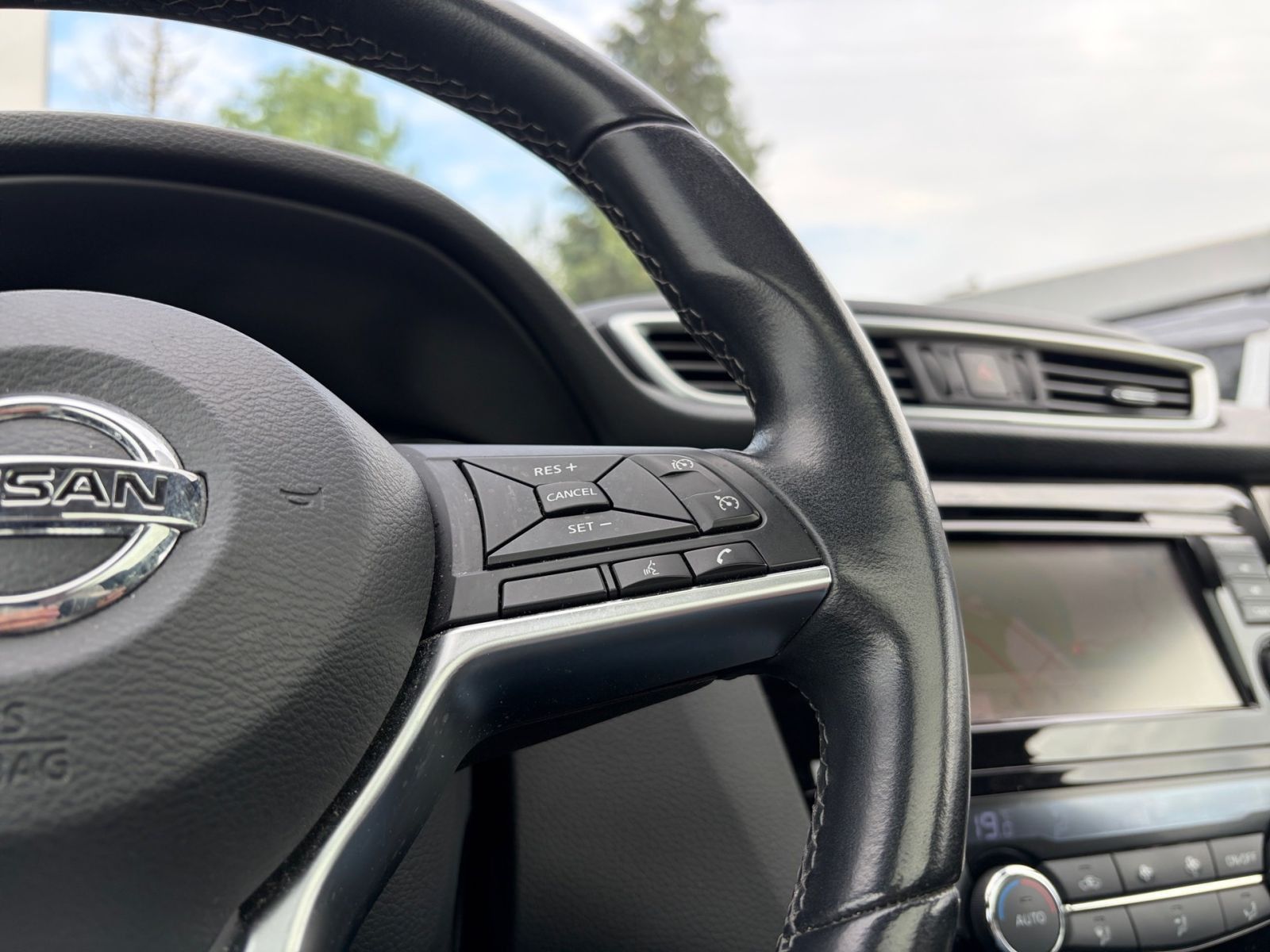 Fahrzeugabbildung Nissan Qashqai 1.3 DIG-T Akari*Navi*Pano*360°Kamera*