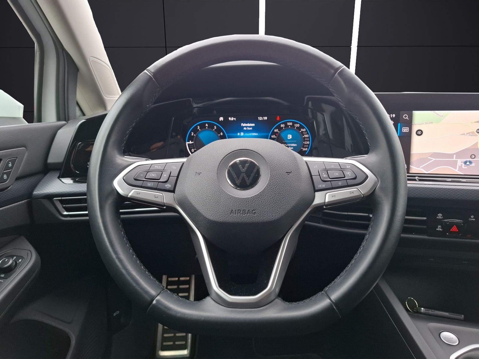 Fahrzeugabbildung Volkswagen Golf VIII TSI United LED Navi AID PDC SH LM