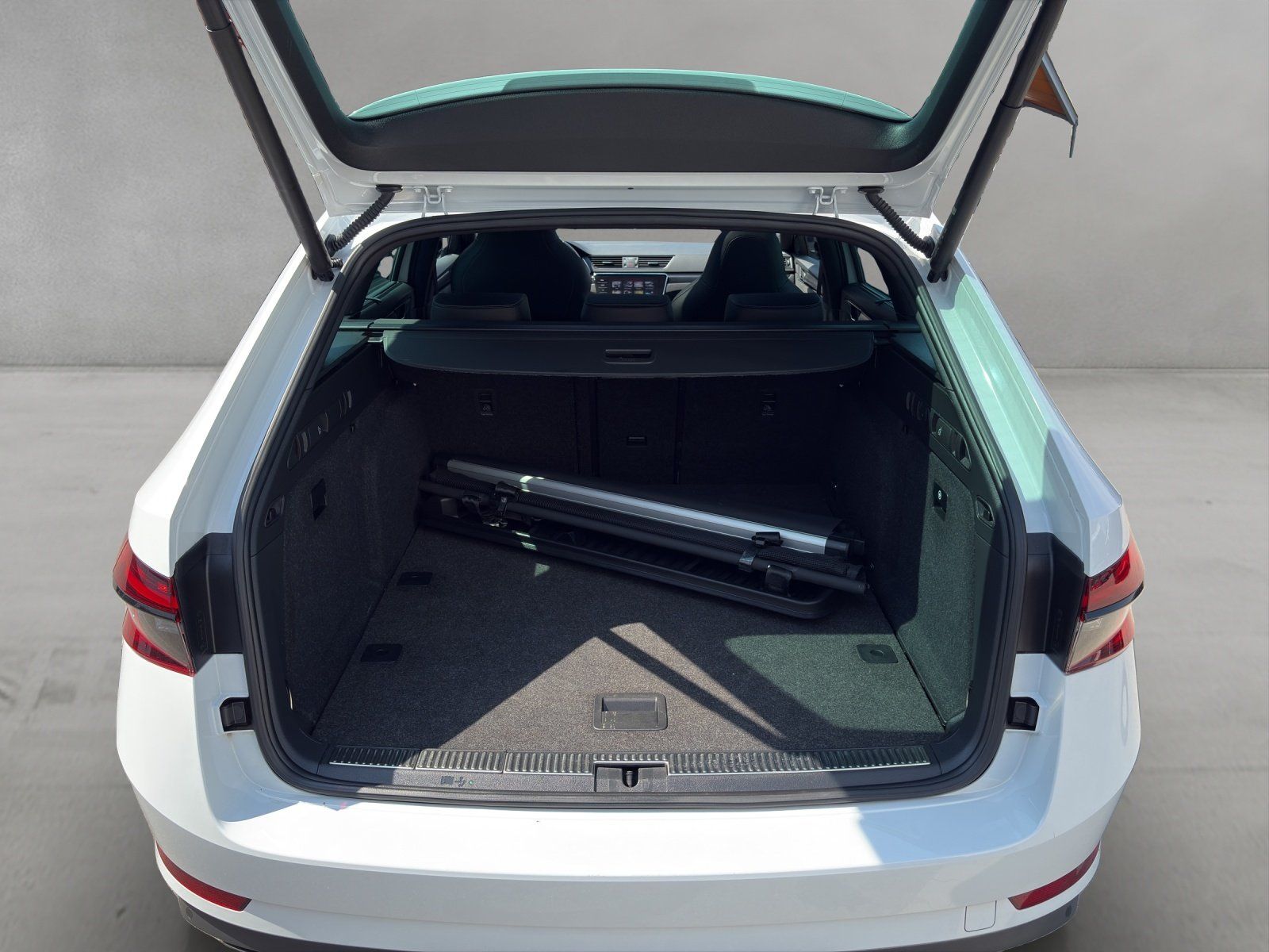 Fahrzeugabbildung SKODA Superb Combi 2.0 TSI Sportline 4x4/AHK/PANO/360°
