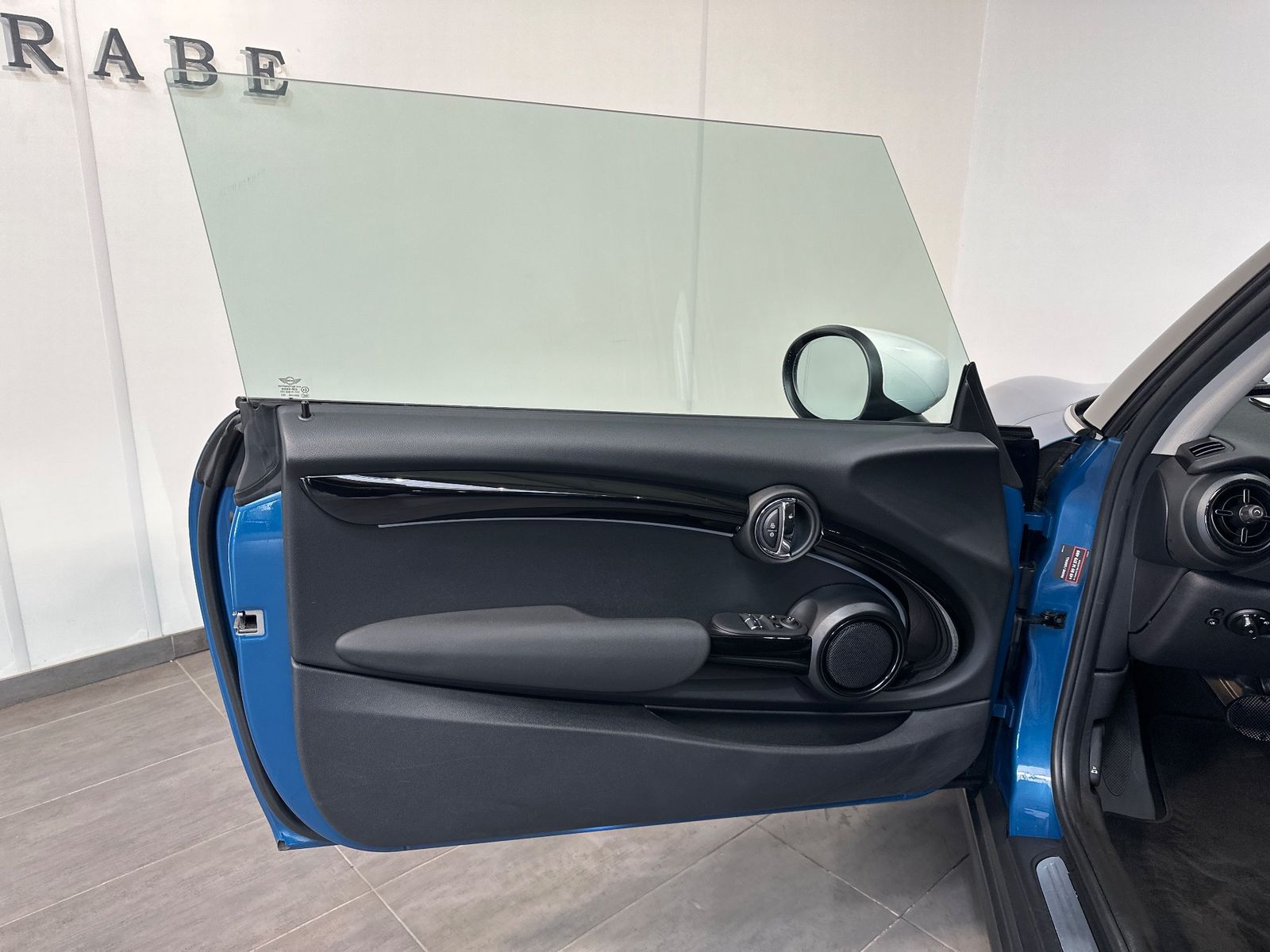Fahrzeugabbildung MINI Cooper SE Classic Trim NAV+LED+SHZ+KEYLESS