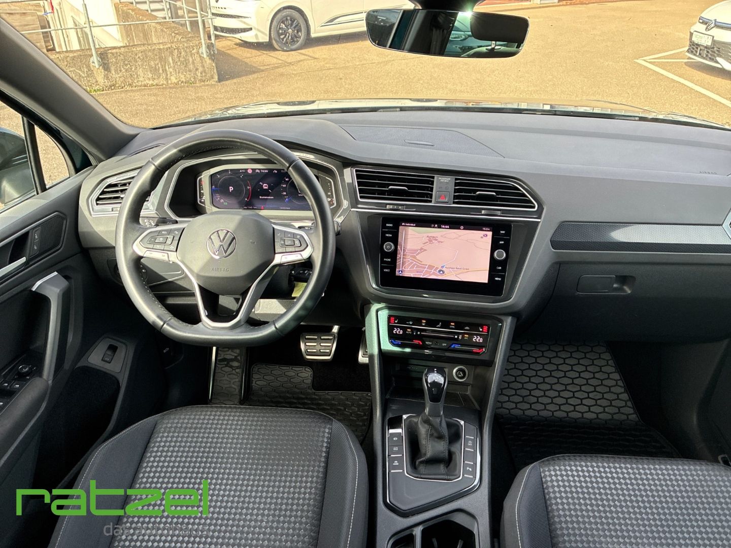 Fahrzeugabbildung Volkswagen Tiguan Life 2.0 TDI DSG Sportpaket Navi Digitale