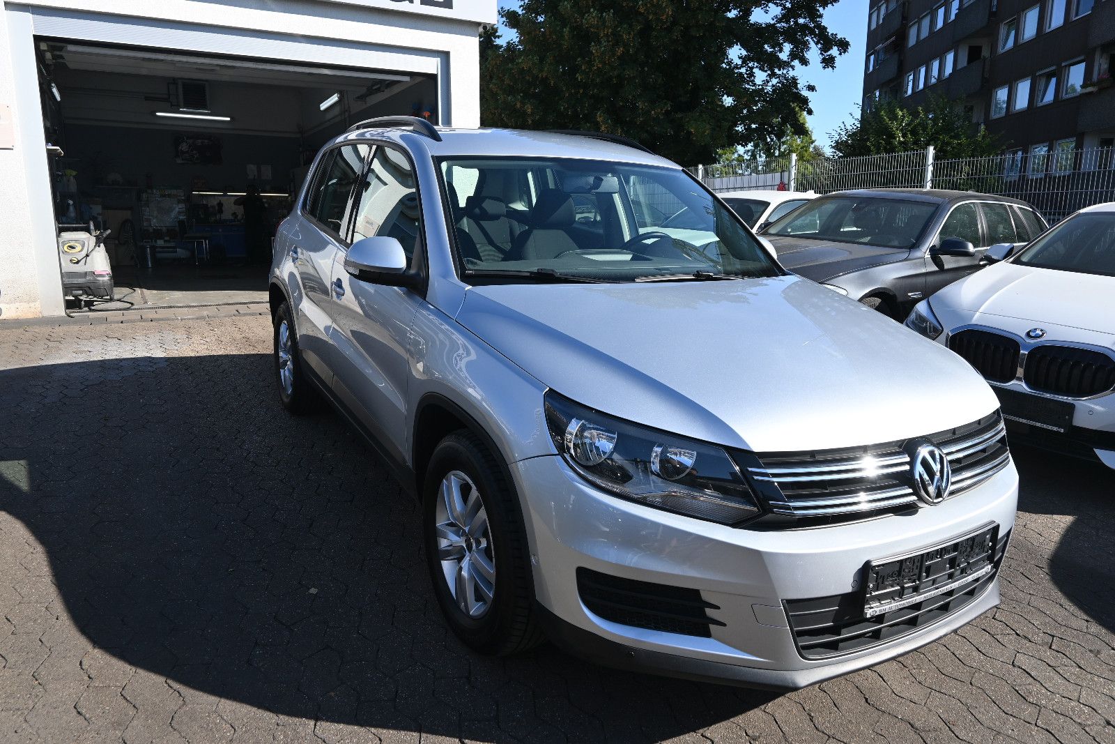 Volkswagen Tiguan - 1