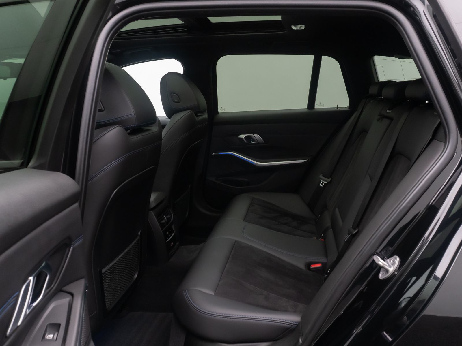 Fahrzeugabbildung BMW 320d xD M Sport Panorama Laser DAB AHK Alarm 19"