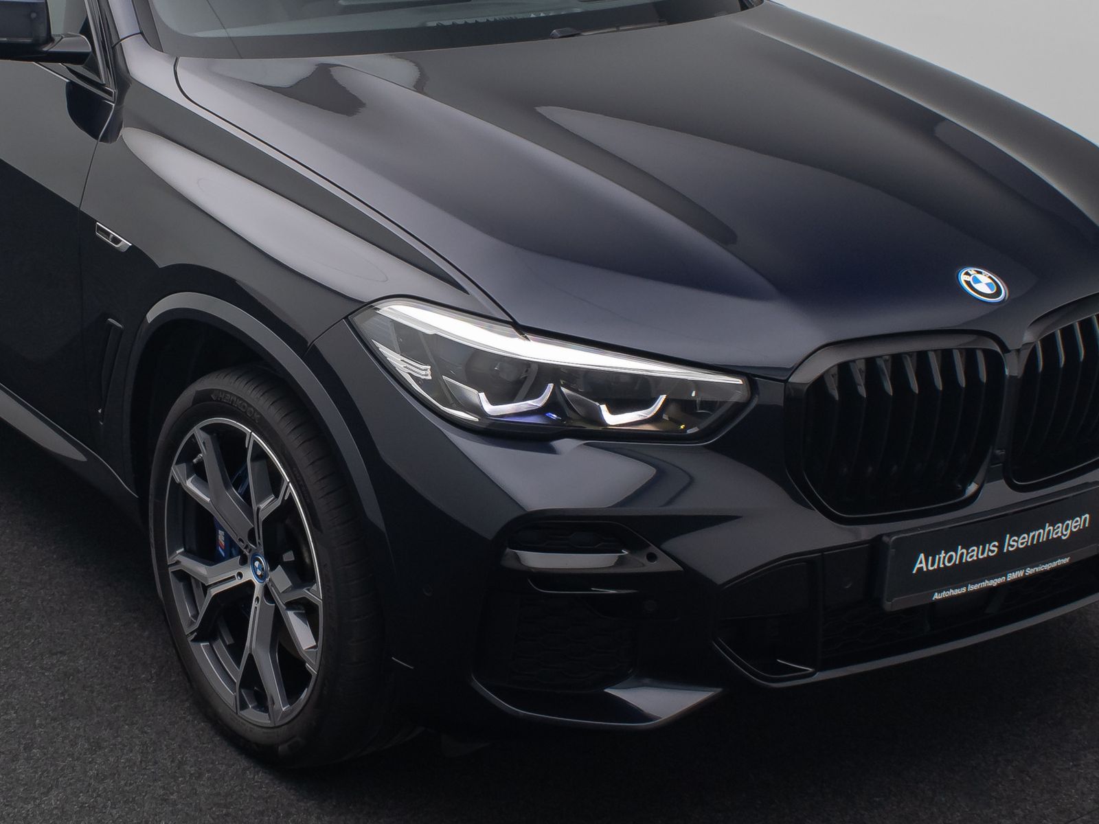 Fahrzeugabbildung BMW X5 xD45e M Sport HUD Kamera AHK Alarm DAB 21Zoll