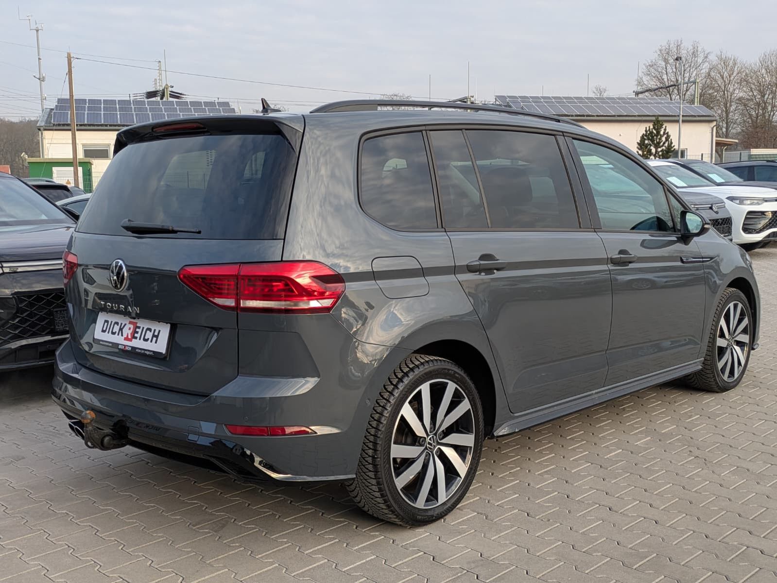 Fahrzeugabbildung Volkswagen Touran 2.0 DSG R-Line High BLACK Pano 7Si IQ AHK