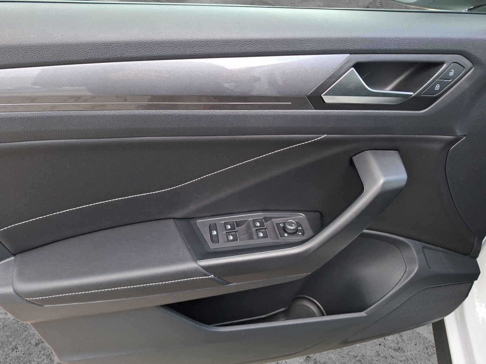 Fahrzeugabbildung Volkswagen T-Roc TSI Style DSG LED plus Navi AID ACC RFK SH