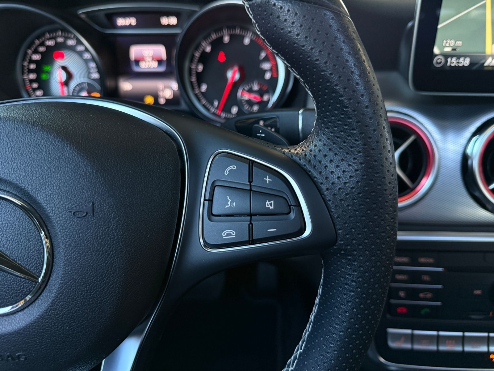 Fahrzeugabbildung Mercedes-Benz GLA 250 4Matic STNDHZ PANO DISTR 360°