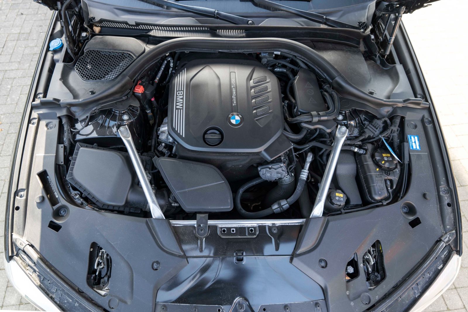 Fahrzeugabbildung BMW 520d xDrive SPORT SHADOW ACC LED H&K 360° TOTW