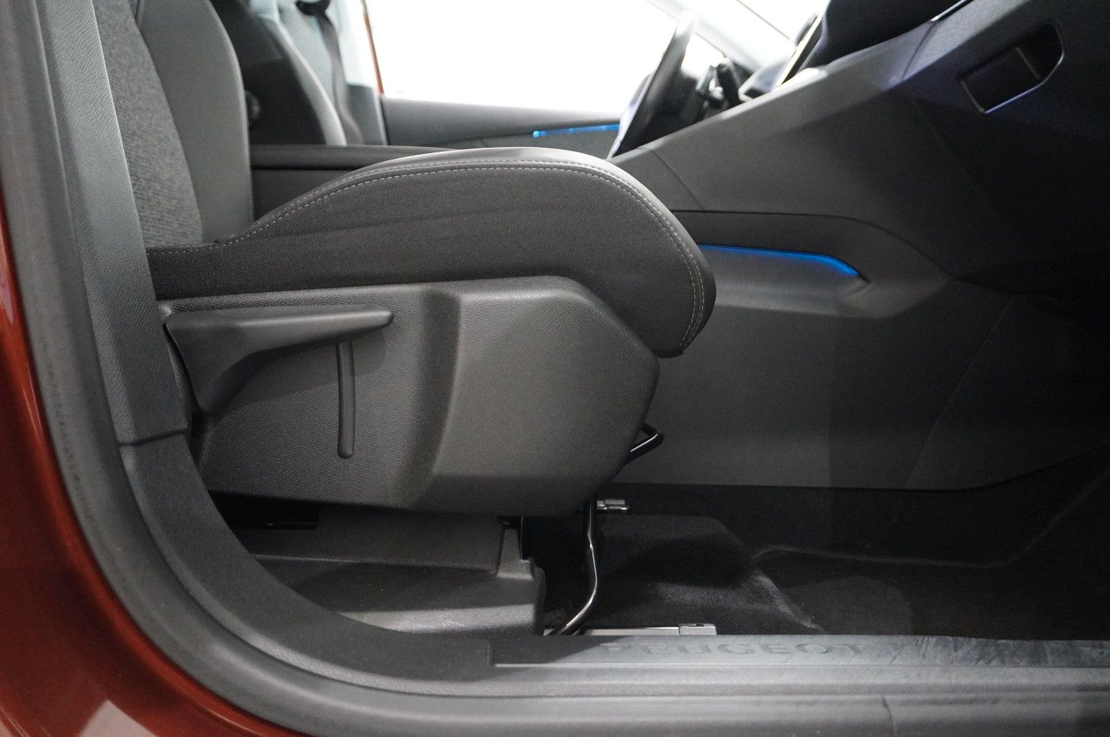 Fahrzeugabbildung Peugeot 3008 1.6D ALLURE NAVI/LED/KAMERA/SHZ/VIRTU./AHK
