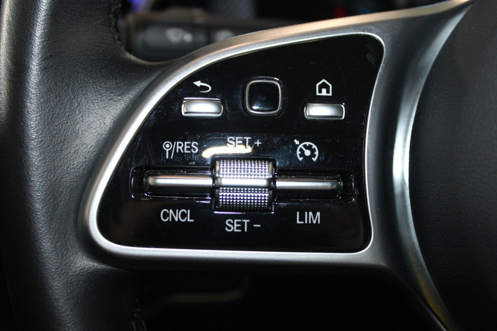 Fahrzeugabbildung Mercedes-Benz CLA 180 Shooting Brake LED NAVI DAB HighEnd uvm