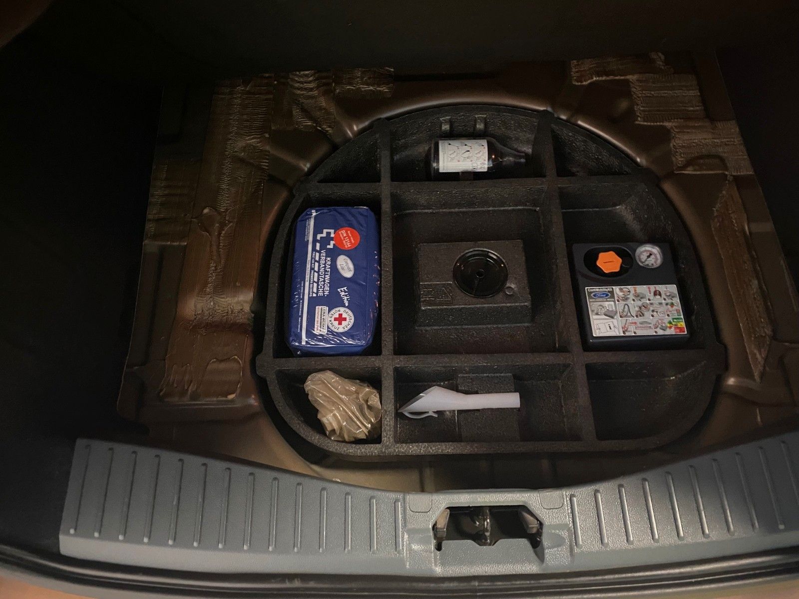 Fahrzeugabbildung Ford C-Max 1.0 EcoBoost SYNC Edition+AHK+NAVI+PDC+ALU