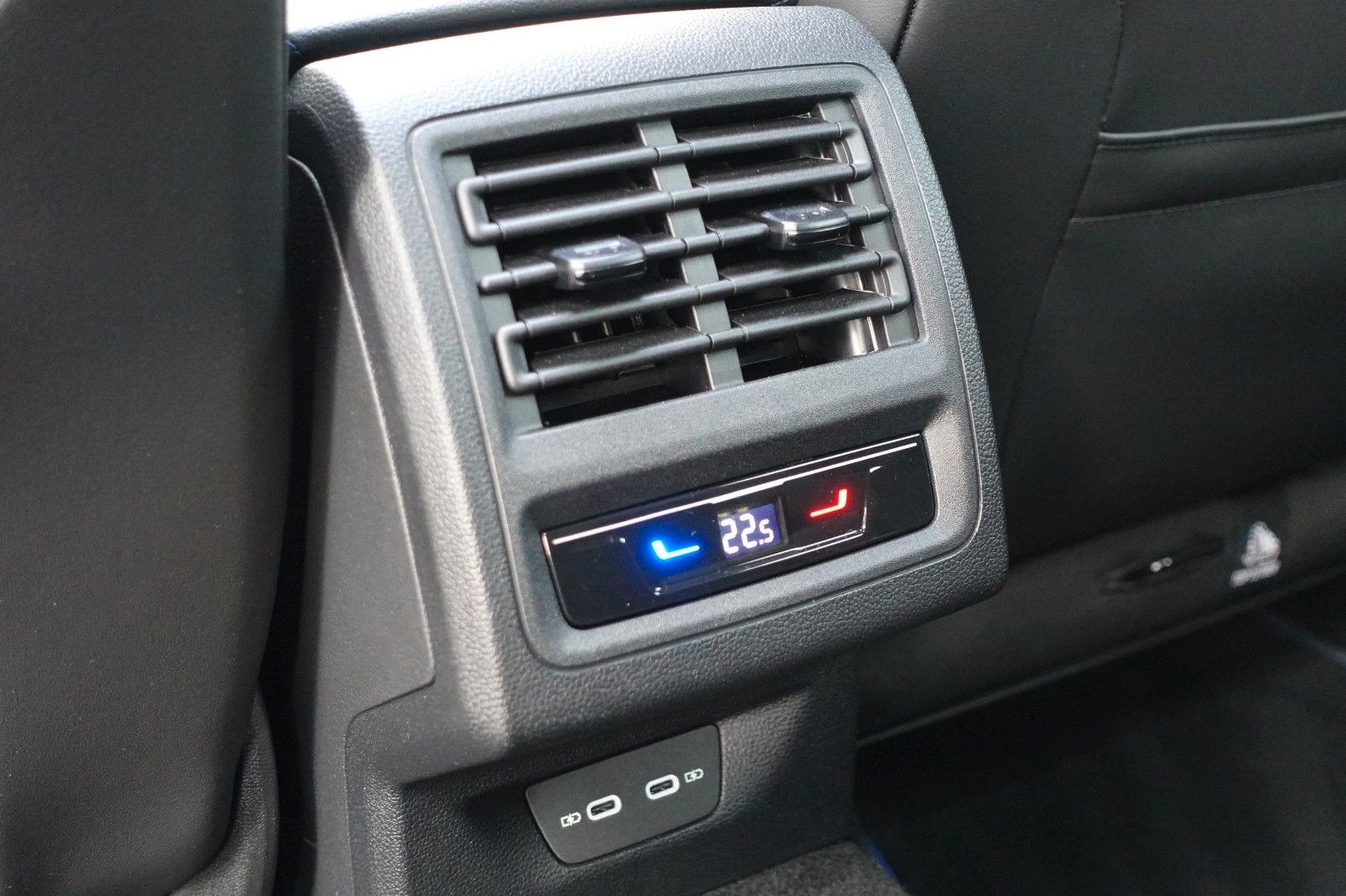 Fahrzeugabbildung Volkswagen Golf VIII R 2.0TSI 4Motion,Akrapovič,Pano,Matrix