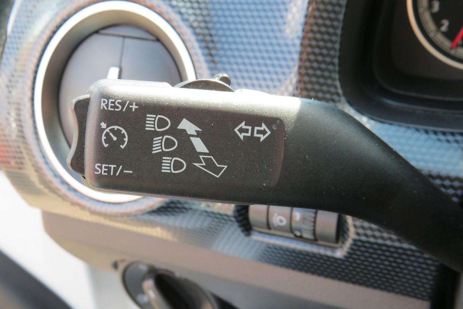 Fahrzeugabbildung Volkswagen up! 4 TÜREN KLIMA TELVOR DAB KAMERA PDC GRA 1.H