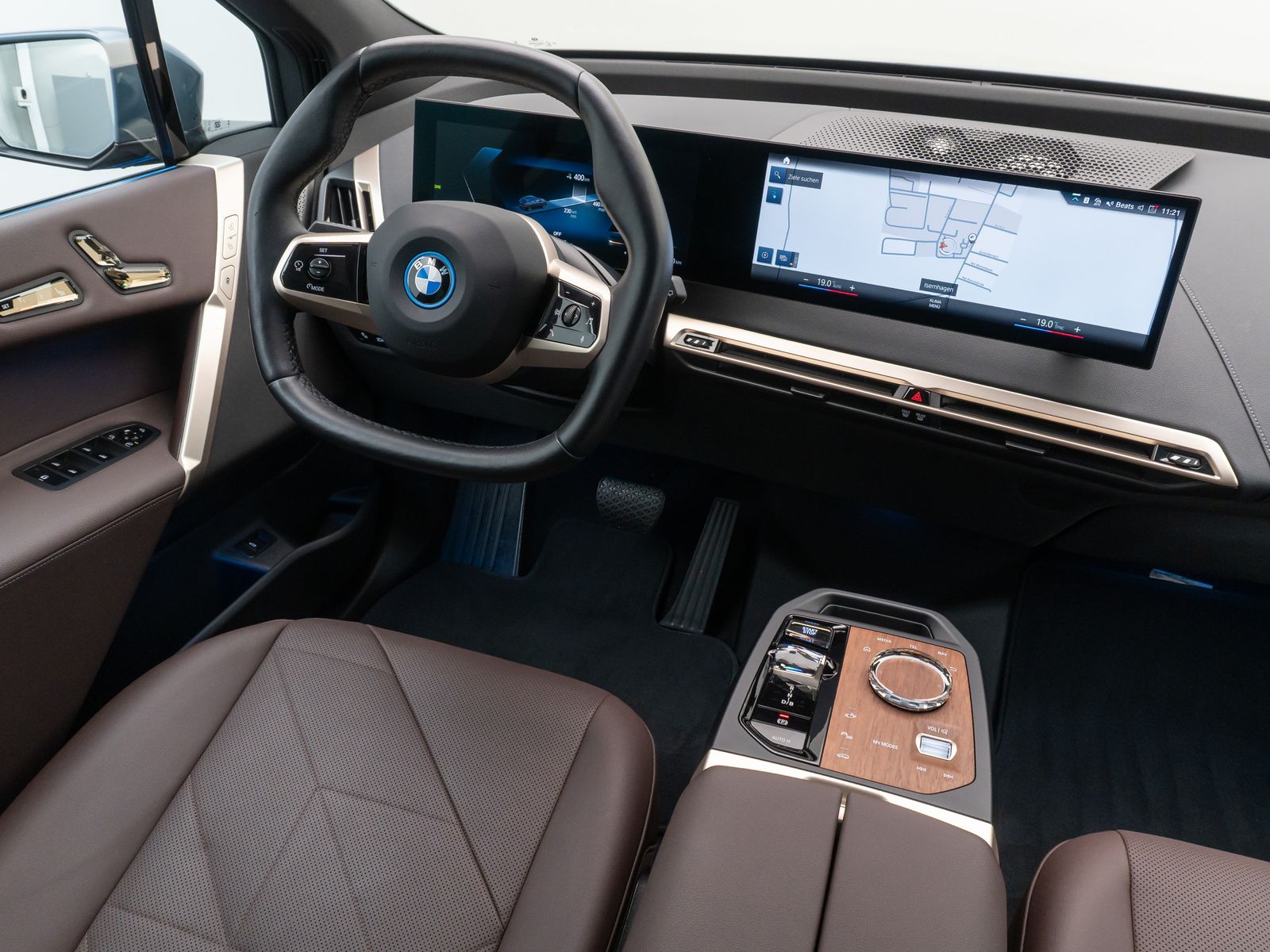 Fahrzeugabbildung BMW iX xD50 360°Laser B&W SoftC SkyLounge DAB 22Zoll