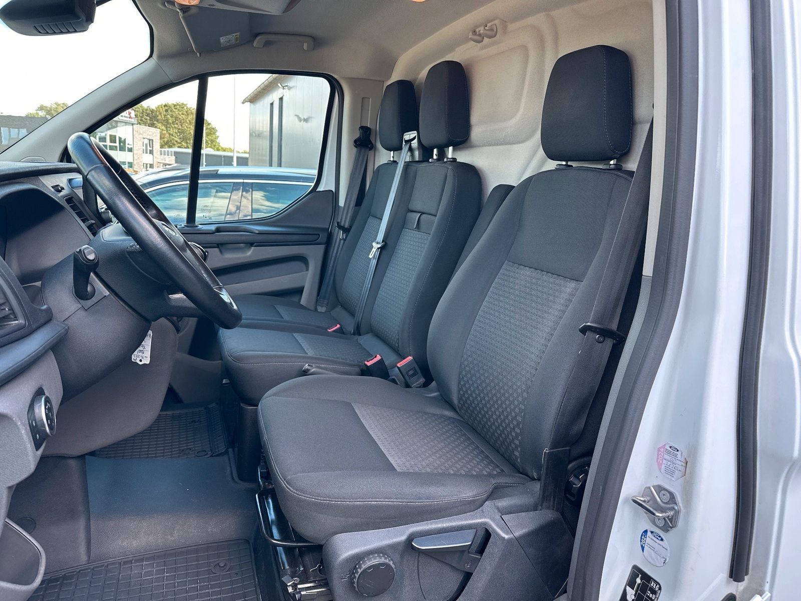 Fahrzeugabbildung Ford Transit Custom 320 L1H1 SORTIMO+NAV+AHK+STHZG